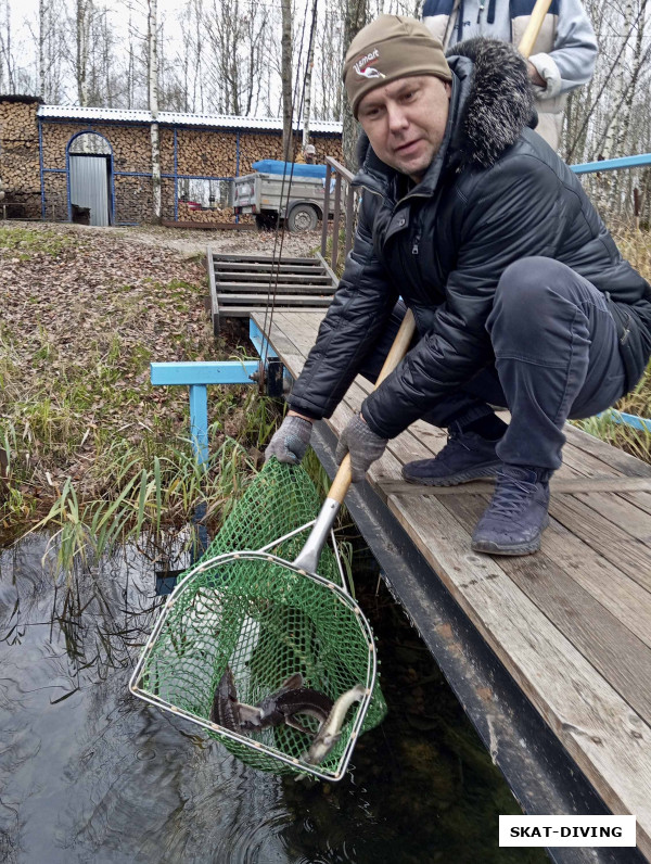 Леонов Дмитрий, так как рыбы было немного, мы не спешили с выпуском, смакуя каждую минутку этого процесса