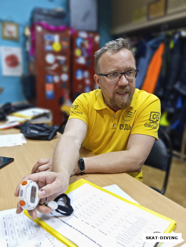 Серов Алексей, на кого-то ругается за опоздание