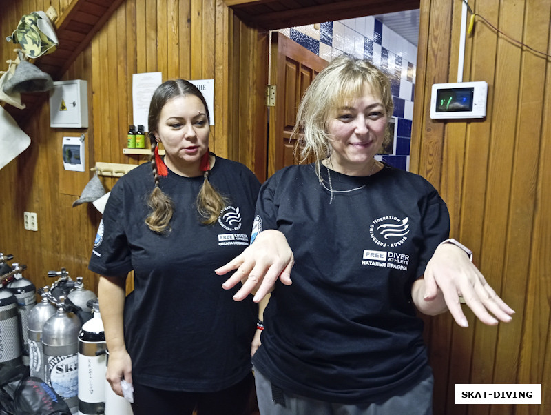 Новикова Оксана, Еракина Наталья, показывает как надо плавать