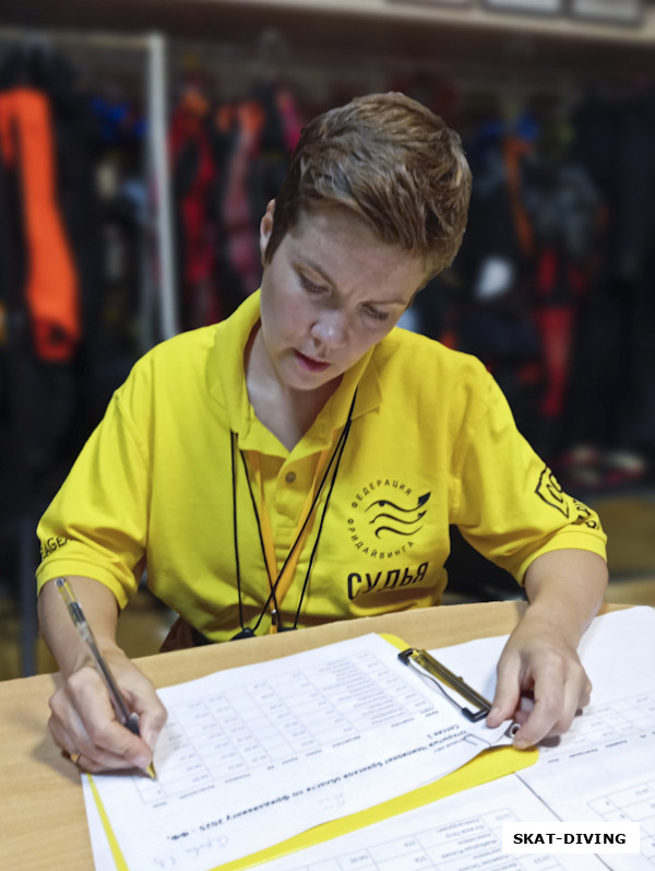 Серова Галина, судья за работой