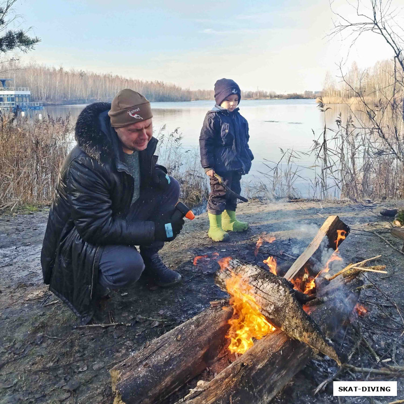 Леонов Дмитрий, Романов Павел, тут нужно внимательно посмотреть на приспособу в руках Дмитрия, портативный раздуватель углей на аккумуляторе