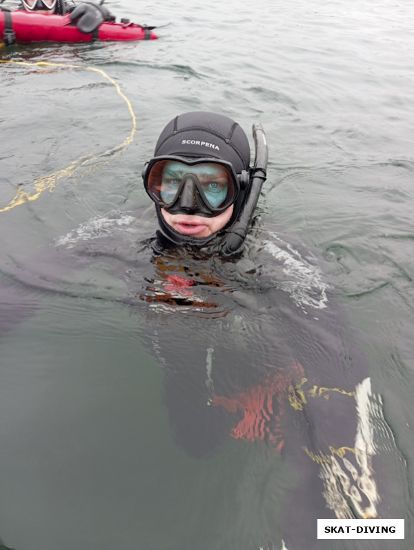 Изотко Артем, привез в ледяную воду новичков сезона, благо экипировка позволяет