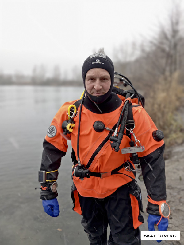 Куськин Игорь, а вот эти едва заметные белые штрихи на фото - падающие снежинки