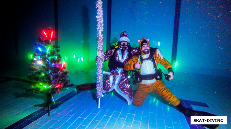 Тюрин Руслан, Афанаскин Александр, мы стараемся создать праздничную атмосферу под водой