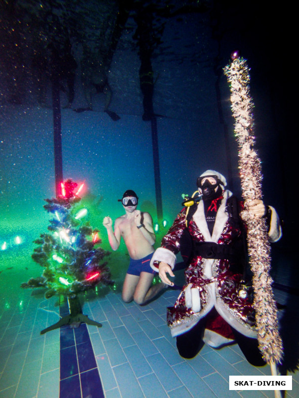 Красовский Владлен, Тюрин Руслан, на днях Владлен посетил свое первое занятие по курсу OWD в клубе, а тут ухитрился попасть на новогоднее фото, быстрее него к елке мало кто добирался