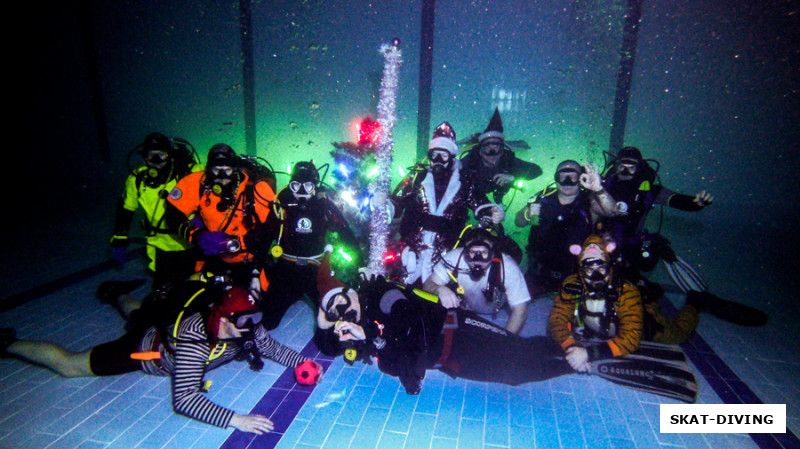 Аквалангистам развалиться на групповом фото гораздо проще, но у этих своя особенность - выдохи не к месту!