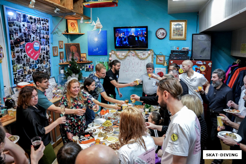 Официально мероприятие закончилось до 24:00, но некоторые не побоялись превратиться в тыкву, говорят, что неофициальное гуляние ушло за отметку 2 часов ночи...