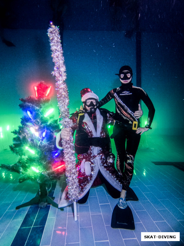 Тюрин Руслан, Филиппова Людмила, атмосферу праздника под водой создают и специальные подводные гирлянды