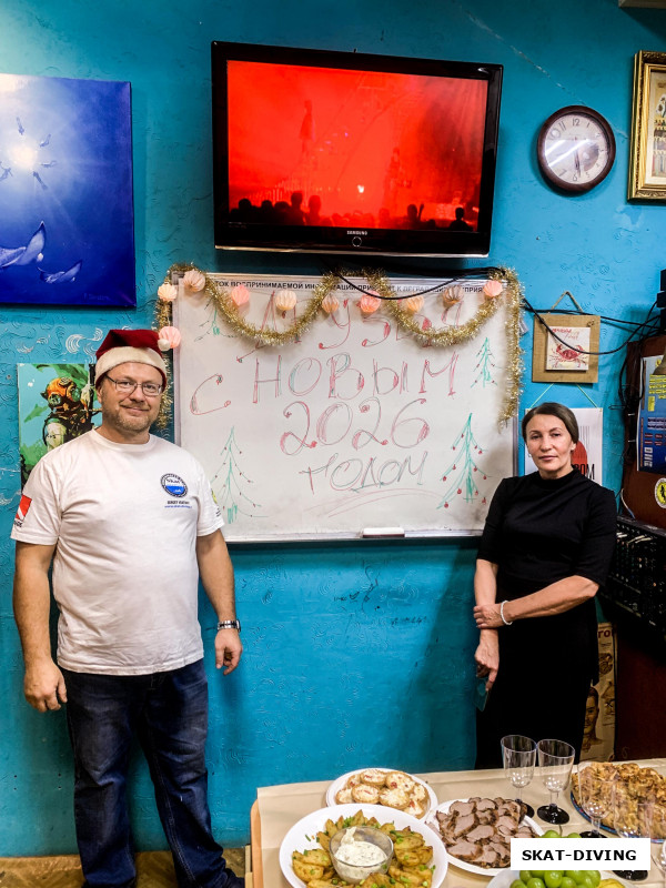 Врацкий Сергей, Полякова Елена, ну и с наступающим 2026 годом всех вас, конечно. Лишь бы вы это не в каком-нибудь 2045 читали...