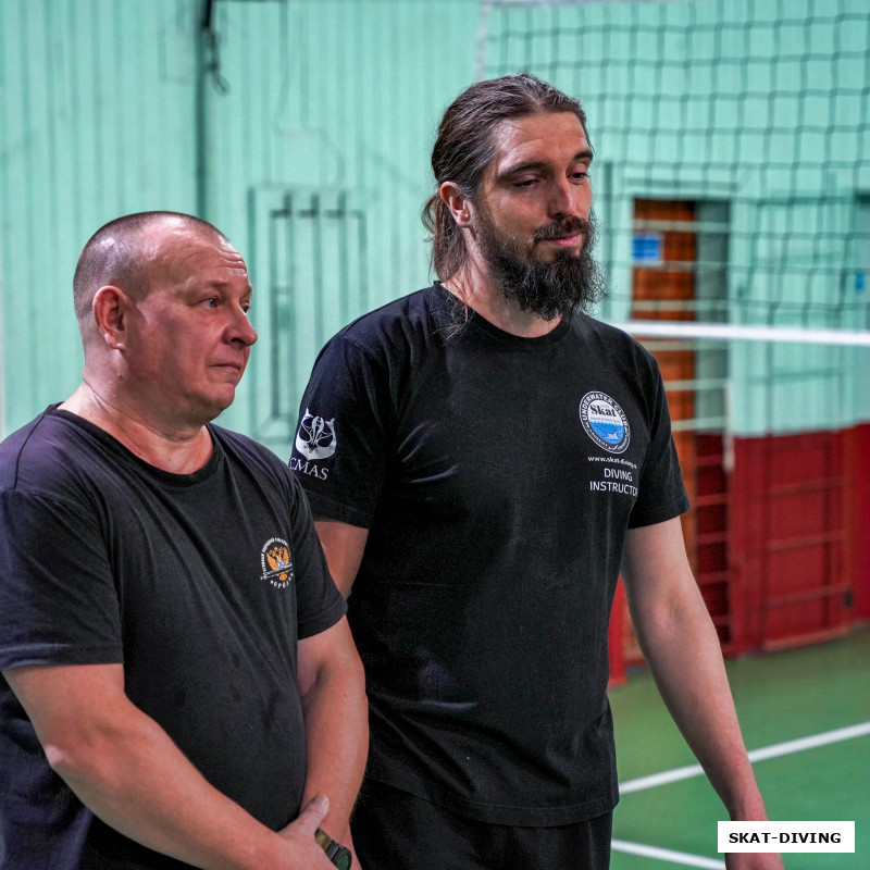 Панов Дмитрий, Романов Артем, напоминание для собравшихся кого благодарить за неожиданно пропавшую в душевой воду