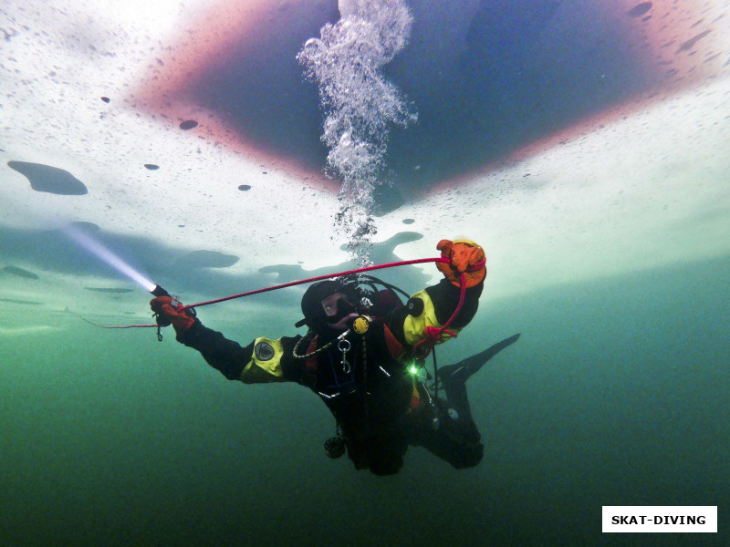 Федорук Дмитрий, подо водой возникает совершенно иное восприятие объема происходящего, даже внушительная палатка для переодевания кажется маленьким черным квадратиком