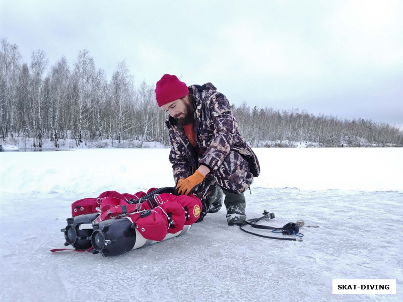 Романов Артем, снаряжение для подледного дайвинга лучше собирать заранее и в тепле, когда есть такая возможность