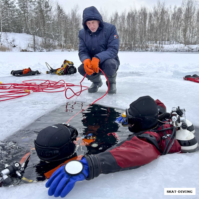 Волков Андрей, инструктору пришлось провести 2.5 часа под водой, выходить никто не спешил...