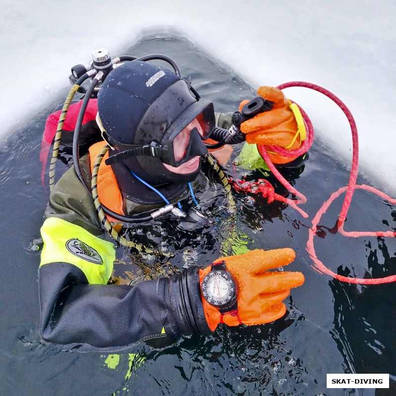 Федорук Дмитрий, вода около 2-ух градусов, наверху хоть и не сильный, но мороз, нужно быть аккуратным при входе, чтобы сходу не поставить что-нибудь на постоянную подачу