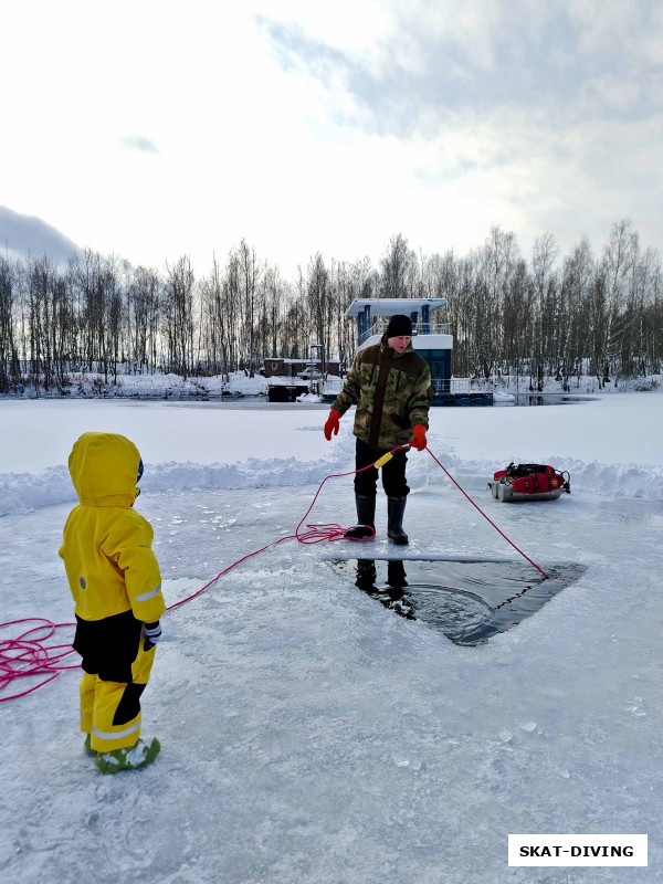 Щербаков Дмитрий, на веревке дополнительно закрепили несколько поплавков, это немного усложнило жизнь страхующим