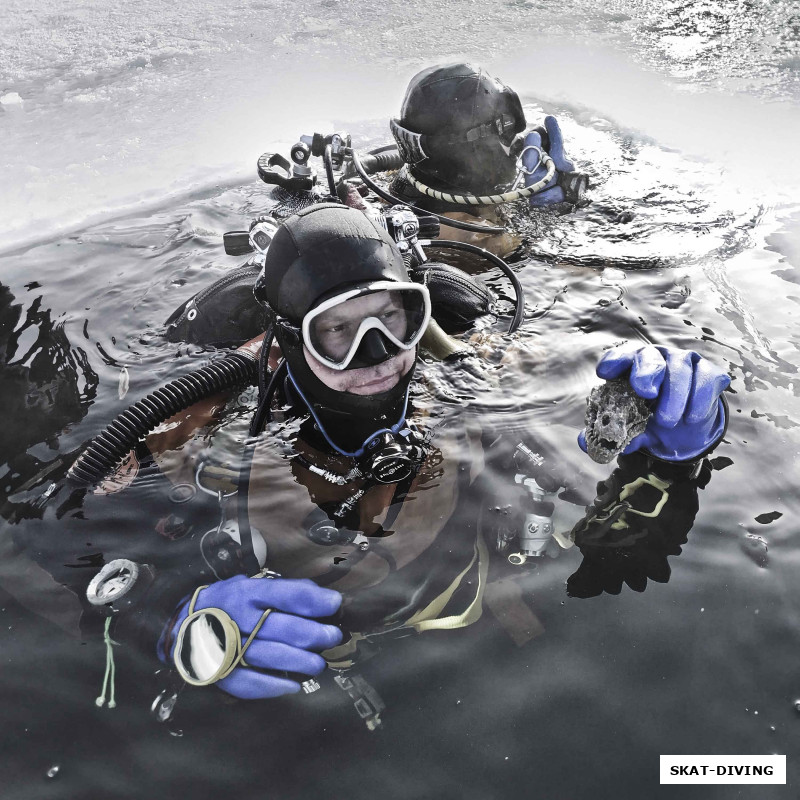 Леонов Дмитрий, постер к остросюжетному фильму "Застрявшие в треугольнике"