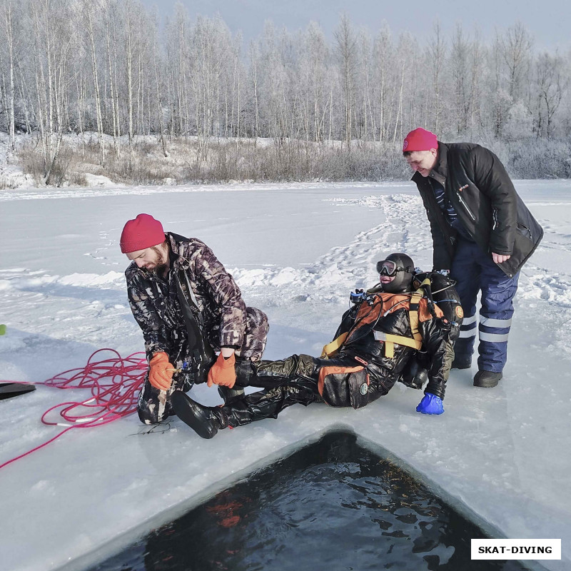 Романов Артем, Леонов Дмитрий, Филиппов Алексей, подводник вышедший из подо льда выглядит также беспомощно, как космонавт после долгого пребывания на орбите