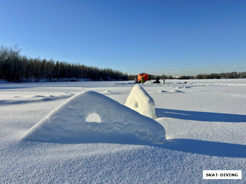 Остовы первой подледной экспедиции сезона все еще возвышаются надо льдом