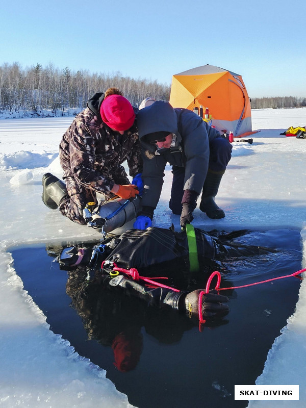 Трудные моменты подледных спусков, не всегда все идет гладко, оборудование очень не любит такие морозы