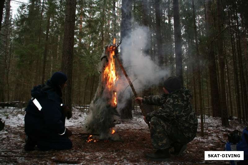 сжигаем рыболовные сети на костре