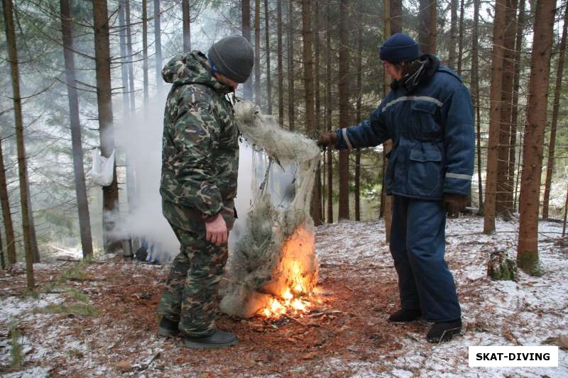 сжигаем рыболовные сети на костре