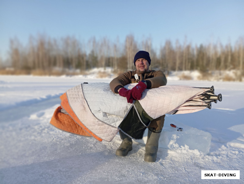 Леонов Дмитрий, свернул лагерь и сидит на солнышко смотрит