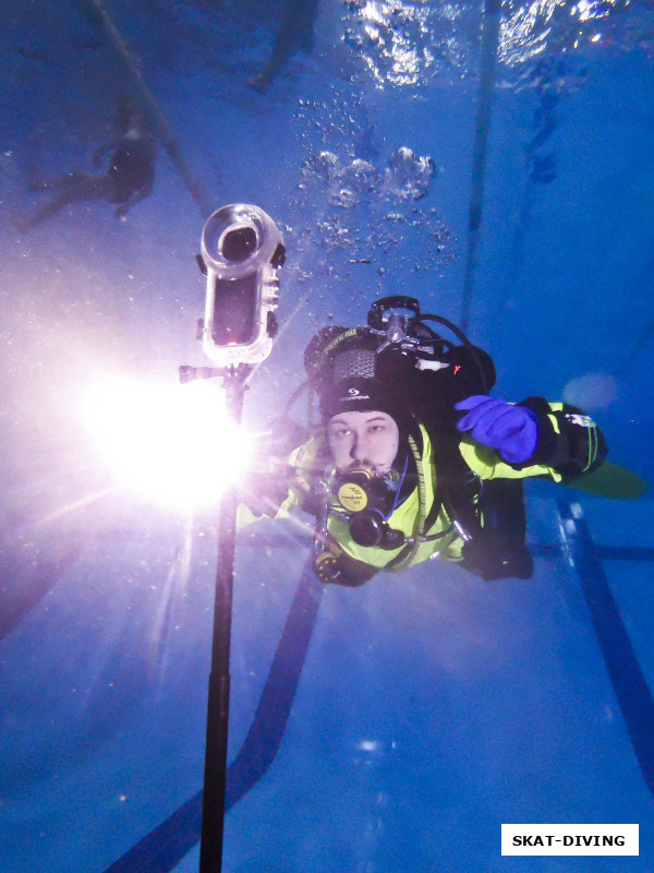 Ветров Евгений, вообще, студент курса DRY SUIT должен быть хорошо подготовленным продвинутым дайвером, ведь холодная вода больнее наказывает за ошибки