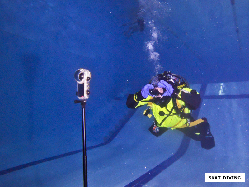 Парфенов Николай, так быстро снял и на дел маску, что фотограф даже не успел это запечатлеть