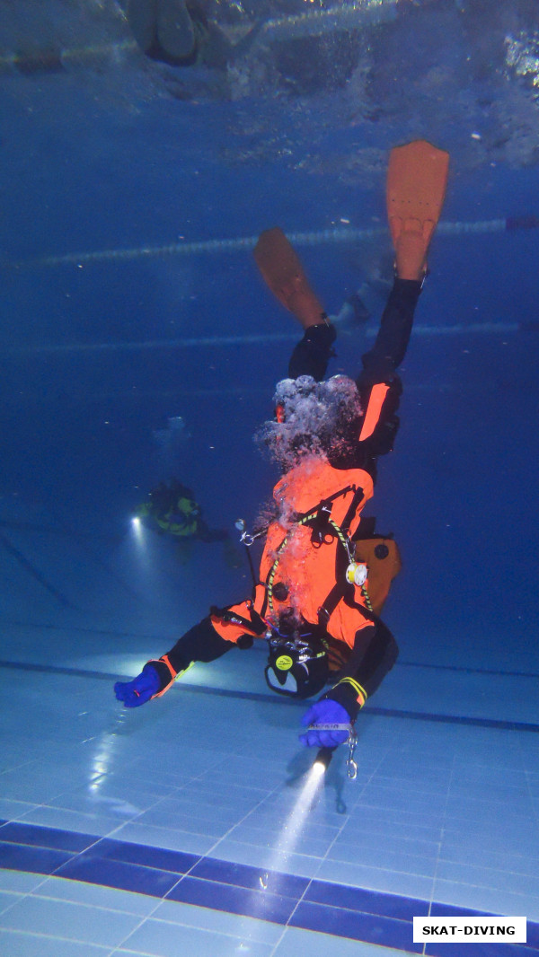 Куськин Игорь, для того, чтобы выпускник меньше думал о всплывающих ногах мы учим людей расслабляться в самой крайности этого упражнения