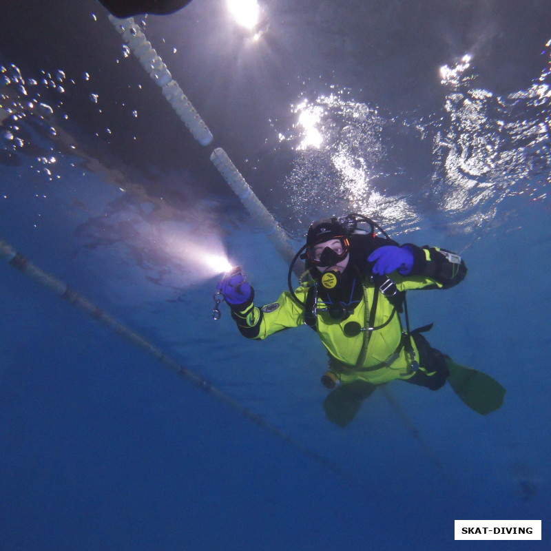 Ветров Евгений, научившись качественно работать на сверхмалых глубинах бассейна, повторять навыки на глубине должно быть проще