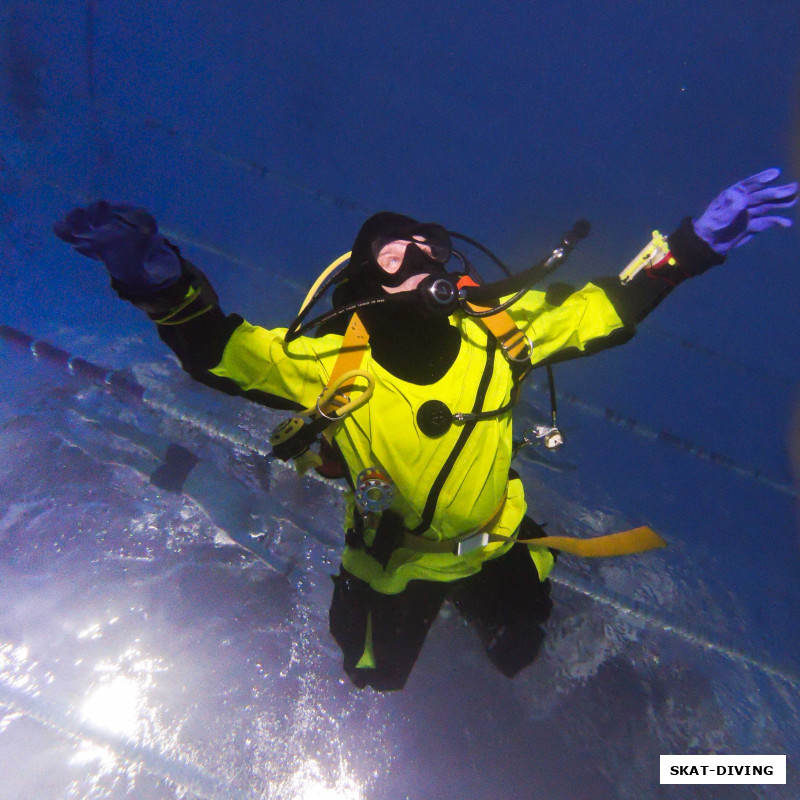 Парфенов Николай, начинается курс с ощущений ограничений из-за сухого костюма, заканчивается ощущением свободы от ныряния в нем