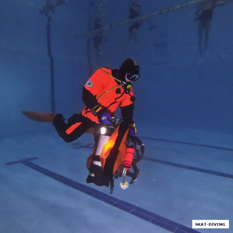 Снятие акваланга с грузом в сухом костюме - навык, который сам по себе не имеет смысла, но после его отработки выпускнику куда проще выполнить аварийный сброс снаряжения