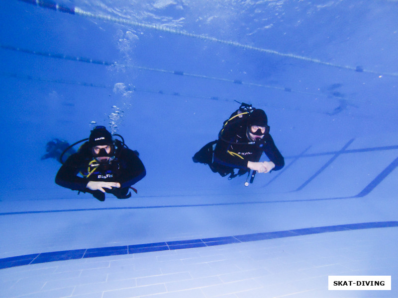 Шевченко Андрей, Сенченков Роман, при плавании напарники учатся держать дистанцию и линию рук - еще один важный навык курса