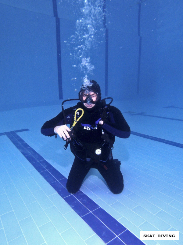 Шевченко Андрей, студентов учат медленно выпускать газ при доставании регулятора изо рта, дабы выработать инстинкт на аварийный подъем