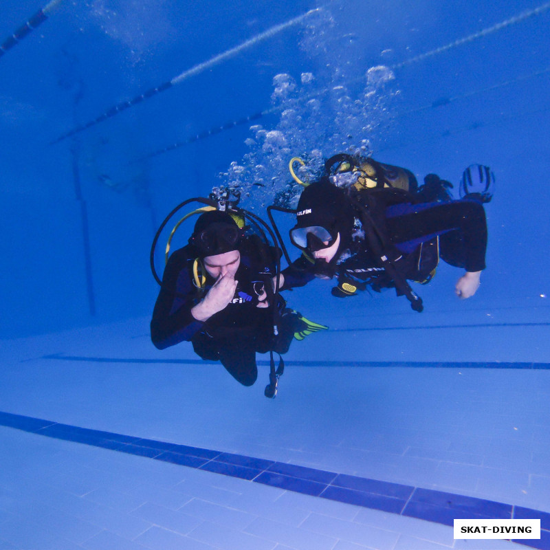 Федоров Иван, Красовский Владлен, есть небольшой процент выпускников, что при снятии маски зажимает нос рукой, лучше бы научиться обходиться без этого