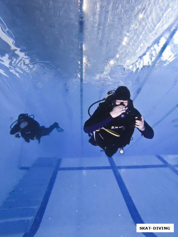 Сенченков Роман, плавая по кругу и изменяя глубину подопечные разрабатывают уши и многократно тренируются их продувать