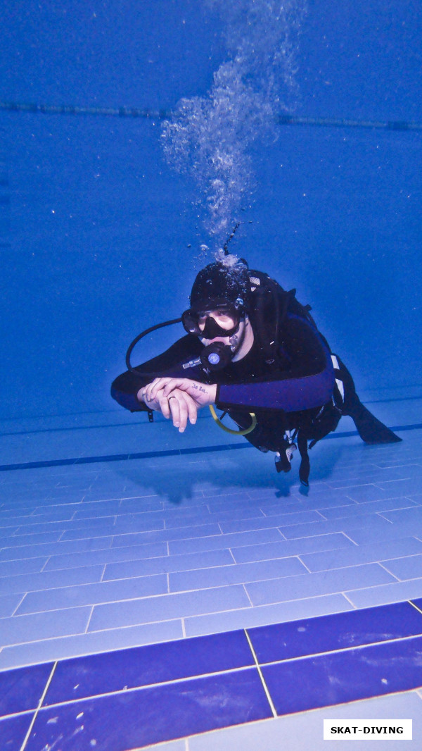 Сенченков Роман, обычно студент опирается на дно двумя ластами, умудряясь при этом качаться и изображать не уверенную стойку, а тут все делается на одной