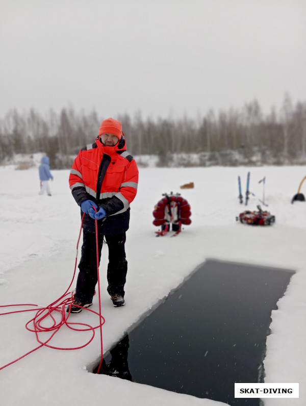 Алферьев Алексей, сначала сам ныряешь, а потом еще и страхуешь, такие они, эти подледные нырялки