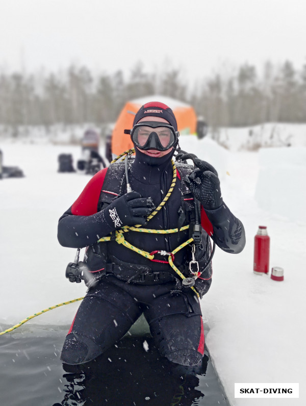 Артемов Станислав, многие нынешние владельцы сухих костюмов начинали свой подледный дайвинг так