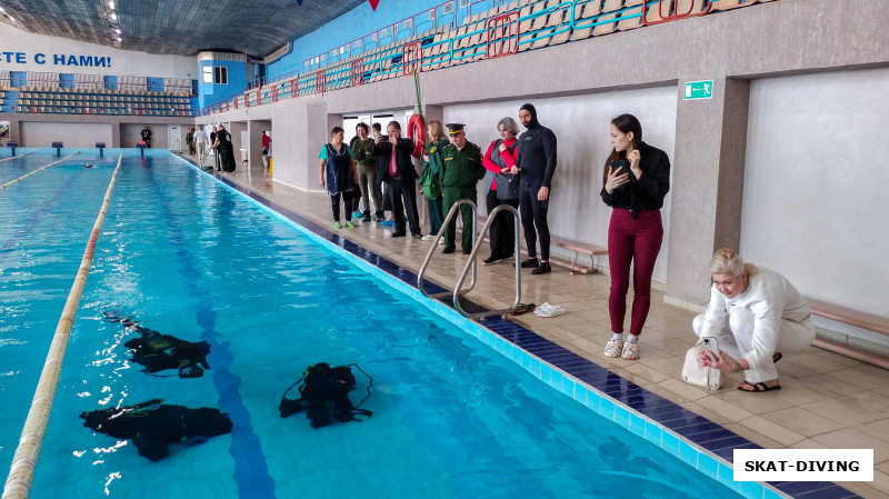 На каких еще соревнованиях можно оказаться так близко к происходящему, надо отметить, что подводные старты вызвали живой интерес у гостей