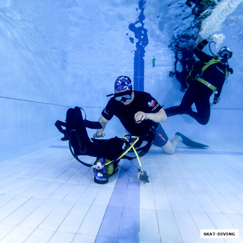 Парфенов Николай, дистанция начинается с одевания акваланга под водой, хотя можно этого и не делать, заплатив штрафом