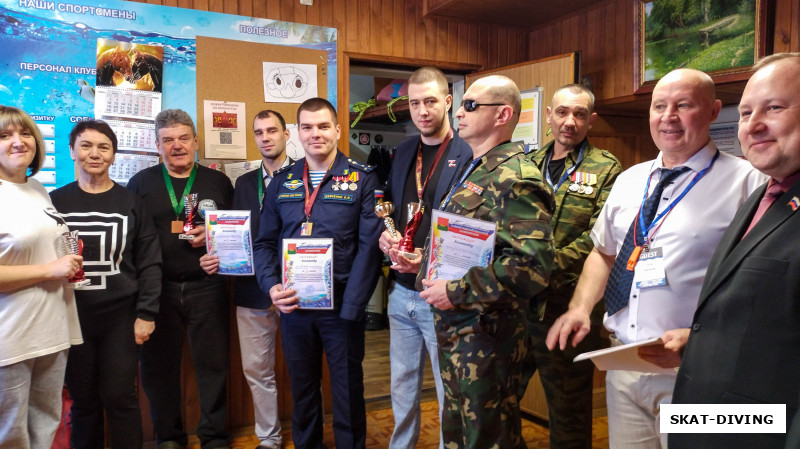 Быченкова Ирина, Позднякова Любовь, Парфенов Николай, Федоров Иван, Шевченко Андрей, Сенченков Роман, Кондратьев Павел, Кондрашов Сергей, Барковский Сергей, участники и главный судья первого турнира Брянска по парадайвингу