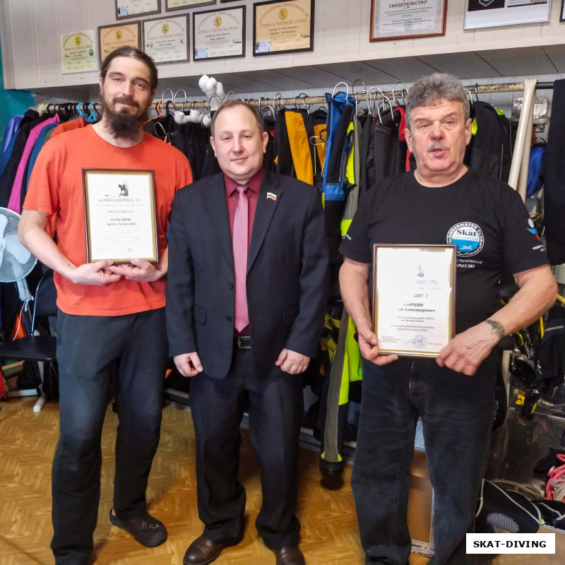 Романов Артем, Парфенов Николай, последние грамоты того дня для руководителя клуба СКАТ и инструктора по парадайвингу Юрия Азаркина