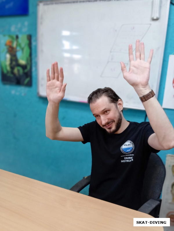 Тюрин Юрий, харизматичный клубный инструктор во время брифинга по особенностям первого погружения