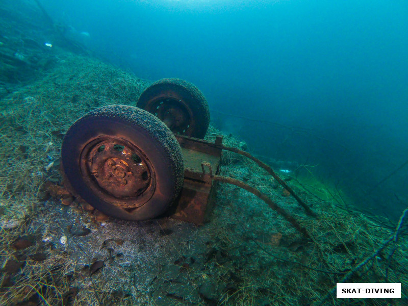 На самом деле предметов человеческой деятельности в озере очень мало, тем оно и примечательно, своей первобытностью