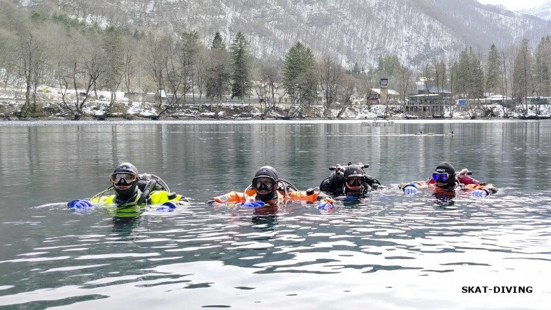 Ветров Евгений, Куськин Игорь, Азаркин Юрий, Касилов Евгений, три начинающих глубоководников со своим дерижором
