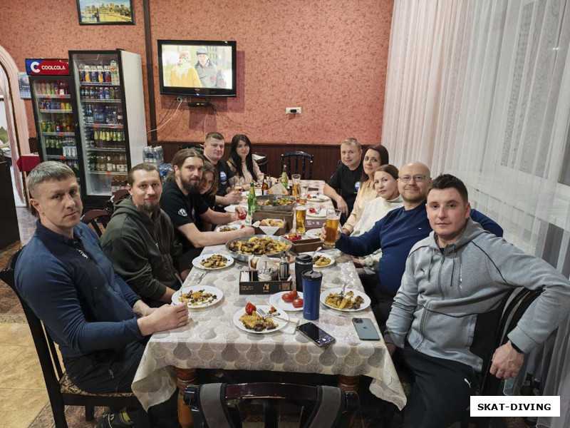 Куськин Игорь, Ветров Евгений, Романов Артем, Романова Софья, Касилов Евгений, Передельская Марина, Азаркин Юрий, Азаркина Елена, Полякова Елена, Врацкий Сергей, Федорук Дмитрий, первый официальный совместный ужин под жаркое