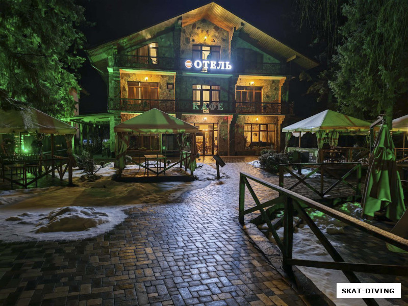 Отель Старый Замок после захода солнца