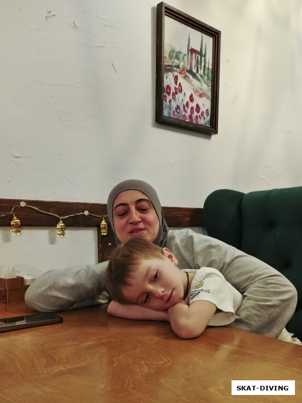 Романов Павел, с хозяйкой при отельной кухни Нуржан