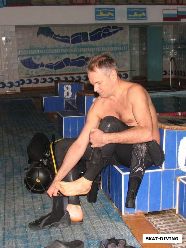 Кирюхин Дмитрий, инструктор готовиться принять подводный экзамен